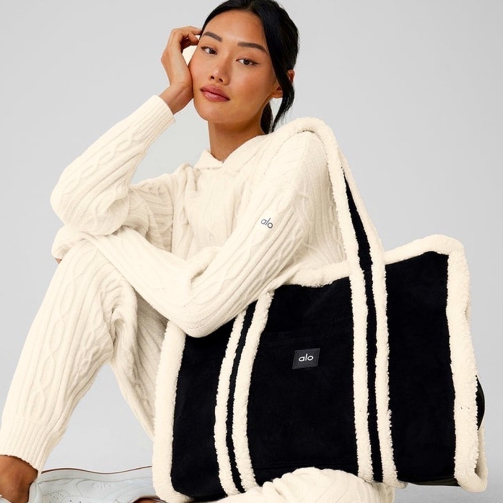 NWT ALO Winterfun Carryall Sherpa Cozy Tote Packable Travel Bag SOLD OUT